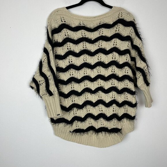 Dex Woman’s Dolman Sleeved Black Cream Fuzzy Sweater Size Medium - Picture 7 of 7